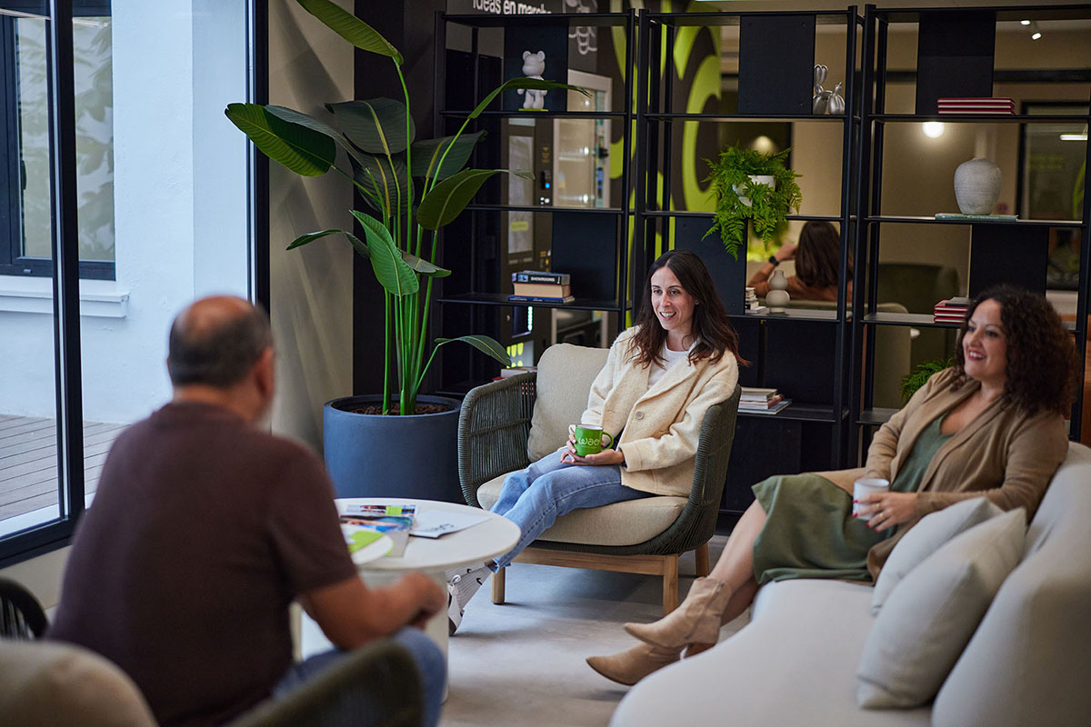 Sala de Espera VIP - Área de descanso con sofás cómodos
